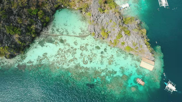 菲律宾科伦岛船上令人惊叹的航拍海景。绿松石水，船，丛林，悬崖，度假，旅游景点/ 4K无人机视频视频素材