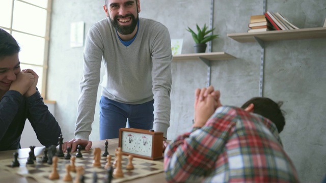 男孩和象棋老师下棋视频素材