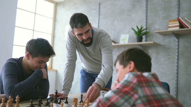 男孩和象棋老师有乐趣在学校的象棋视频素材