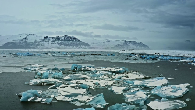 冬季冰岛Jokulsarlon泻湖的鸟瞰图视频素材