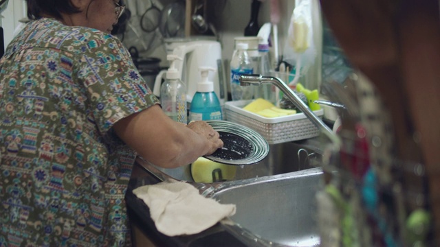 亚洲成熟女人洗盘子视频素材