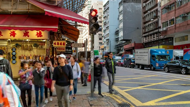 慢镜头:香港市中心上环西市场海鲜干及食补街的行人及交通背景视频素材