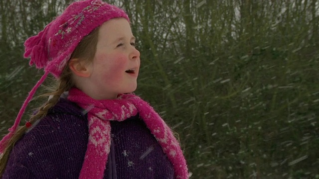 慢镜头:小女孩在雪中兴奋视频素材