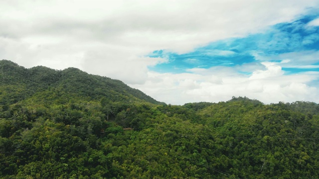 菲律宾保和岛，人们在滑索上。峡谷，河流，雨林丛林，鸟瞰图，乐趣，旅游景点/ 4K无人机视频视频素材