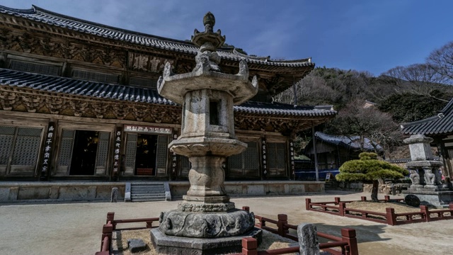 韩国全罗南道古里根市的槐树寺(国家文化遗产)的槐树寺厅堂石灯视频素材