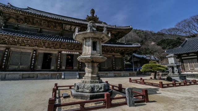 韩国全罗南道古里根市的槐树寺(国家文化遗产)的槐树寺厅堂石灯视频素材