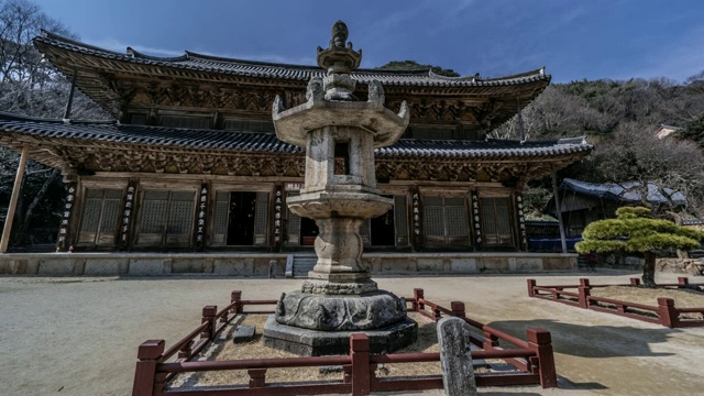 韩国全罗南道古里根市的槐树寺(国家文化遗产)的槐树寺厅堂石灯视频素材