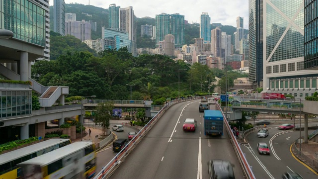 延时:上午香港中环及金钟高速公路上的交通情况，以天际线大厦为背景视频素材