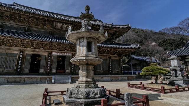 韩国全罗南道古里根市的槐树寺(国家文化遗产)的槐树寺厅堂石灯视频素材