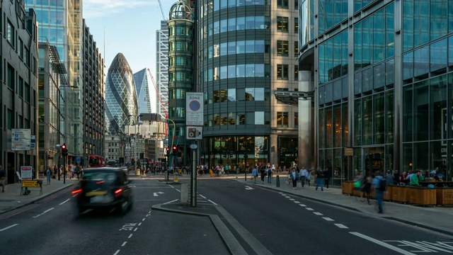 慢镜头:英国伦敦市中心利物浦大街上的通勤人群视频素材