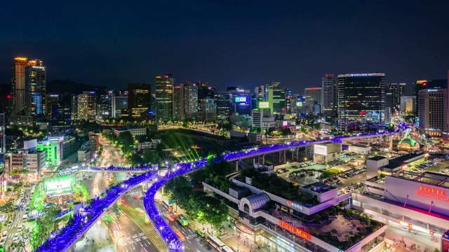 夜景Seoullo7017(步行道)和城市景观在首尔，韩国视频素材