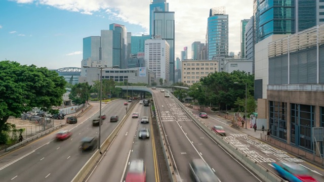 延时:上午香港中环及金钟高速公路上的交通情况，以天际线大厦为背景视频素材