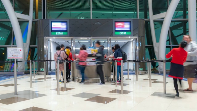 延时:旅客旅客在香港机场登机口登机视频素材