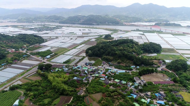 韩国全罗南道Seomjingang河上的在澈村视频素材