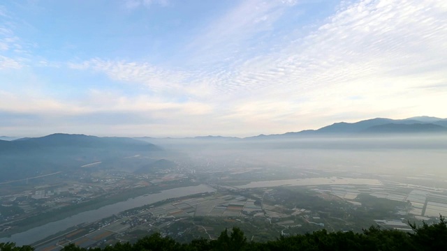 韩国全罗南道古里根的吉里山国家公园和蓝天视频素材