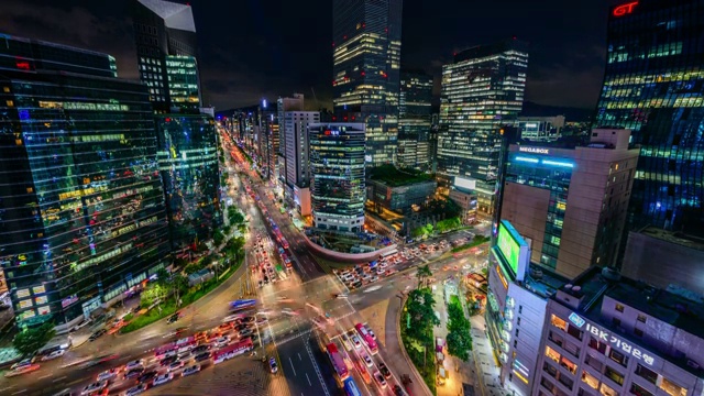 韩国首尔，城市建筑夜景和江南地铁站周围的十字路口视频素材