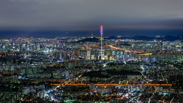 韩国首尔的乐天世界大厦(韩国最高的建筑)夜景和城市景观视频素材