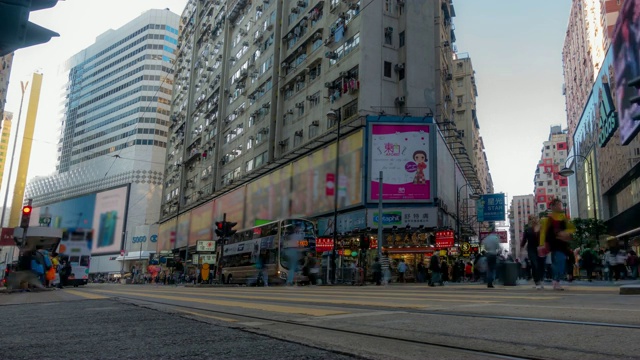 在香港铜锣湾的行人与历史电车的背景视频素材