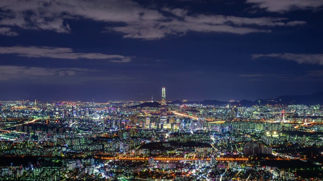 韩国首尔的乐天世界大厦(韩国最高的建筑)夜景和城市景观视频素材