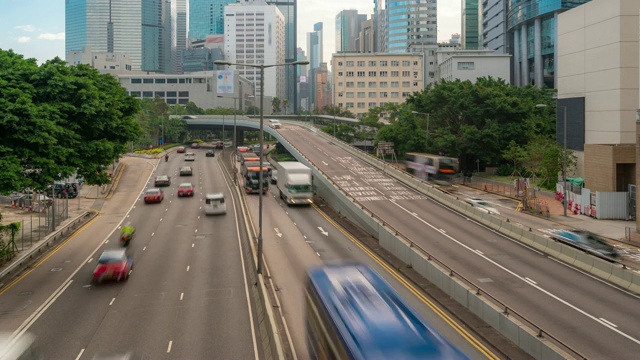 延时:上午香港中环及金钟高速公路上的交通情况，以天际线大厦为背景视频素材