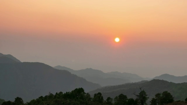 日落天空与层山。视频素材