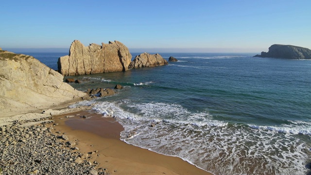 拉阿尼亚海滩(Playa de La Arnia)是Liencres附近的一个田园诗般的小沙滩。这个地区叫做科斯塔奎布拉达。视频素材