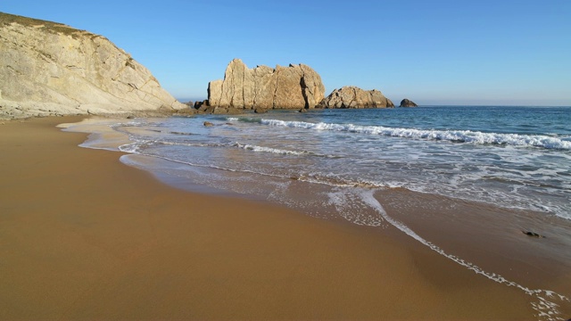 拉阿尼亚海滩(Playa de La Arnia)是Liencres附近的一个田园诗般的小沙滩。这个地区叫做科斯塔奎布拉达。视频素材