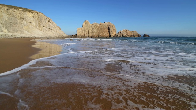 拉阿尼亚海滩(Playa de La Arnia)是Liencres附近的一个田园诗般的小沙滩。这个地区叫做科斯塔奎布拉达。视频素材