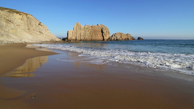 拉阿尼亚海滩(Playa de La Arnia)是Liencres附近的一个田园诗般的小沙滩。这个地区叫做科斯塔奎布拉达。视频素材