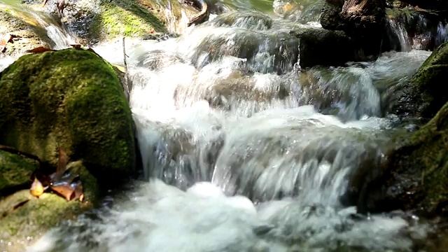 瀑布夏季与水不多。在泰国北碧府怀美卡明瀑布。视频素材