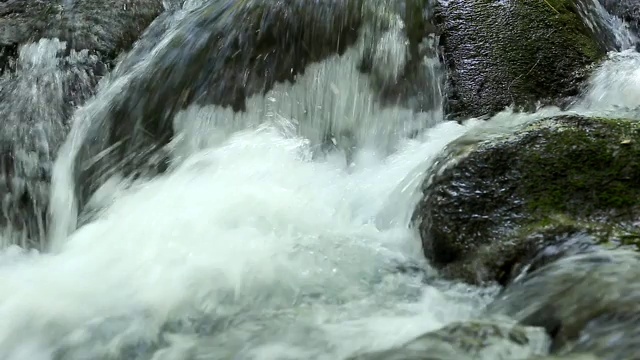 瀑布夏季与水不多。在泰国北碧府怀美卡明瀑布。视频素材