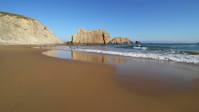 拉阿尼亚海滩(Playa de La Arnia)是Liencres附近的一个田园诗般的小沙滩。这个地区叫做科斯塔奎布拉达。视频素材