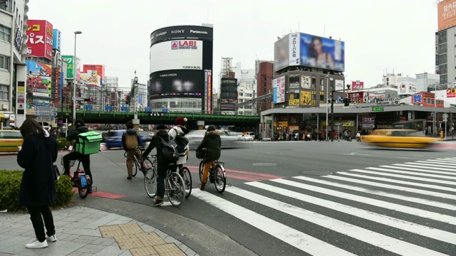 延时:日本东京新宿的行人视频素材