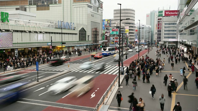 延时:日本东京新宿车站的行人视频素材