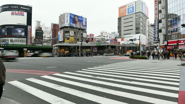 延时:日本东京新宿的行人视频素材