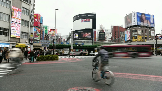 延时:日本东京新宿的行人视频素材