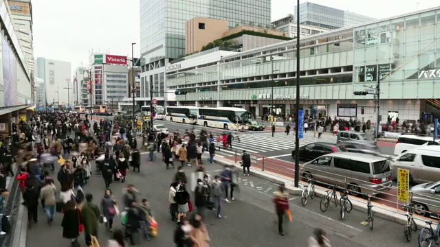 延时:日本东京新宿车站的行人视频素材