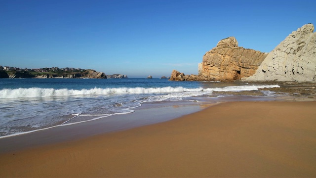 Playa de Portio是一个小的田园诗般的沙滩，在Liencres附近。这个地区叫做科斯塔奎布拉达。视频素材