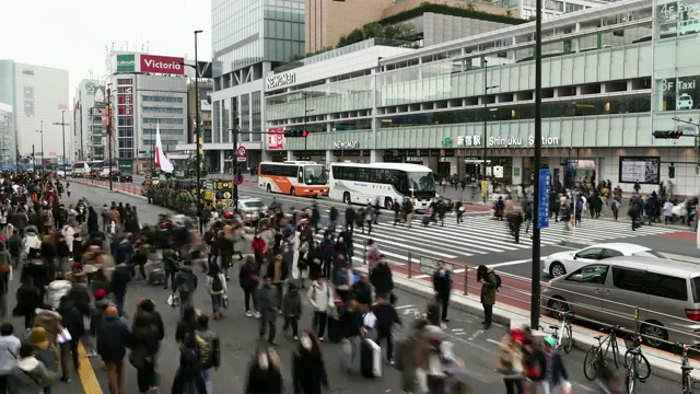 延时:日本东京新宿车站的行人视频素材