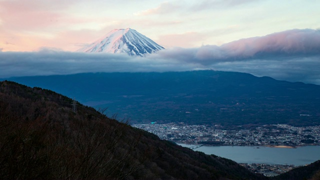 日本川口县富士山后面的夜云视频素材