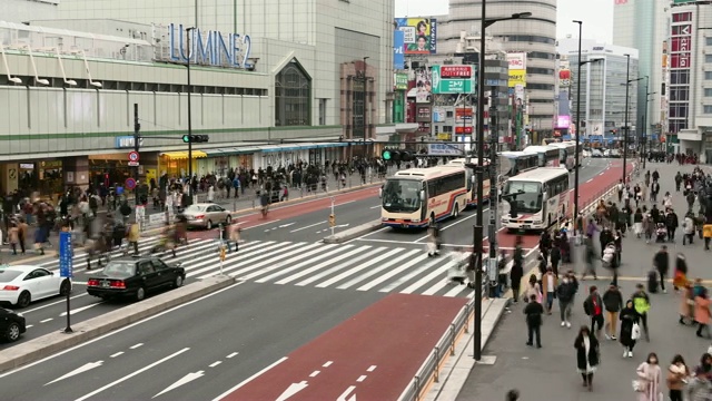 延时:日本东京新宿车站的行人视频素材