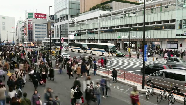 延时:日本东京新宿车站的行人视频素材