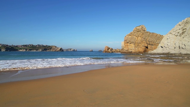 Playa de Portio是一个小的田园诗般的沙滩，在Liencres附近。这个地区叫做科斯塔奎布拉达。视频素材