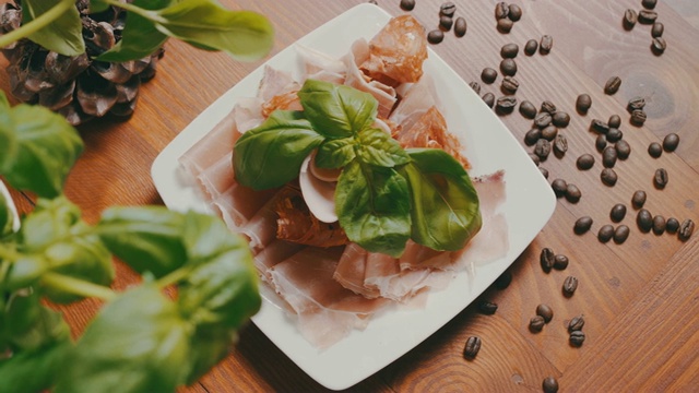 制作披萨的原料-帕尔玛火腿和罗勒叶。意大利菜，正餐，午餐，美食，美食。视频素材