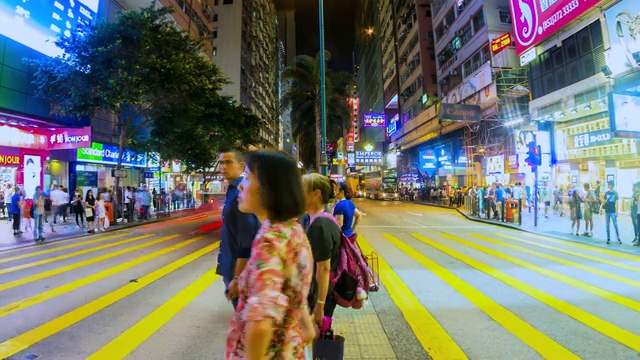 4K，时间流逝人过马路，时间在香港繁忙的行人和汽车过马路视频素材