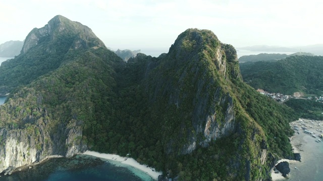 无人机拍摄的高山覆盖着热带森林。热带景观。旅游概念菲律宾，厄尔尼诺。视频素材