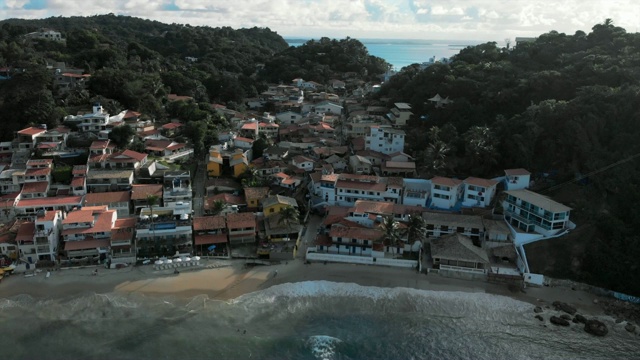 航拍:巴西查帕达海边，郁郁葱葱的丛林中，风景如画的小镇视频素材