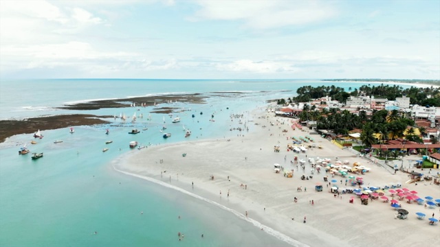 空中向前:风景如画的巴西波尔图加林哈斯迷人的热带海滩视频素材