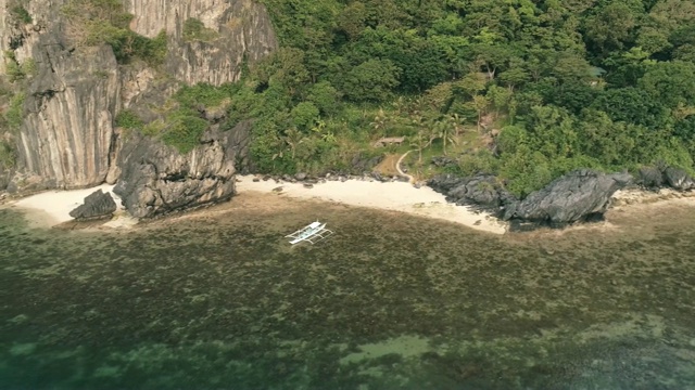 无人机拍摄的高山覆盖着热带森林。热带景观。旅游概念菲律宾，厄尔尼诺。视频素材