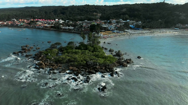 空中向前:巴西Chapada小镇的神奇热带海滩视频素材